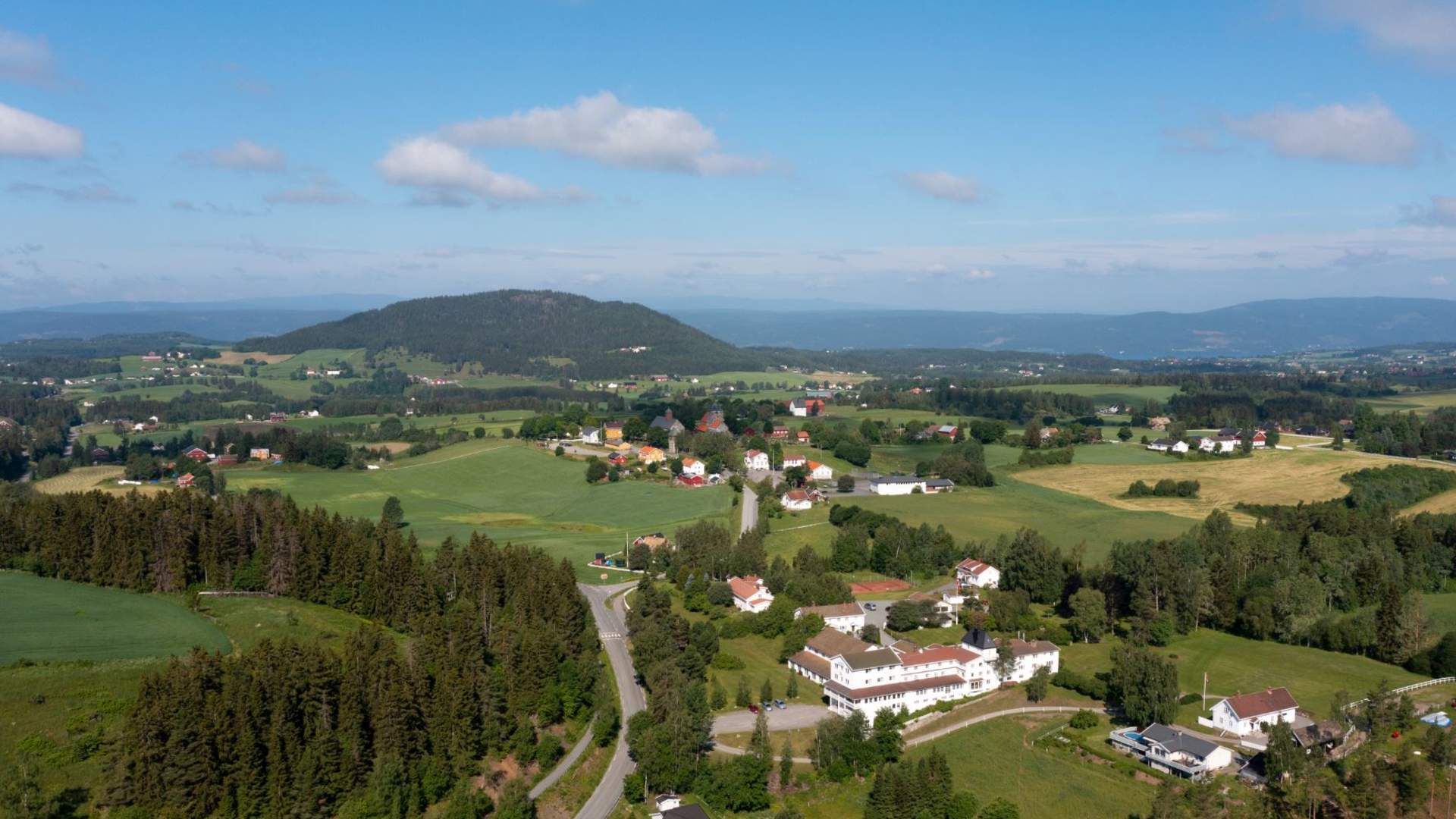 Sanner Hotell Drone mot Søsterkirkene Foto Visit Øst-Norge Hans Haug_WEB