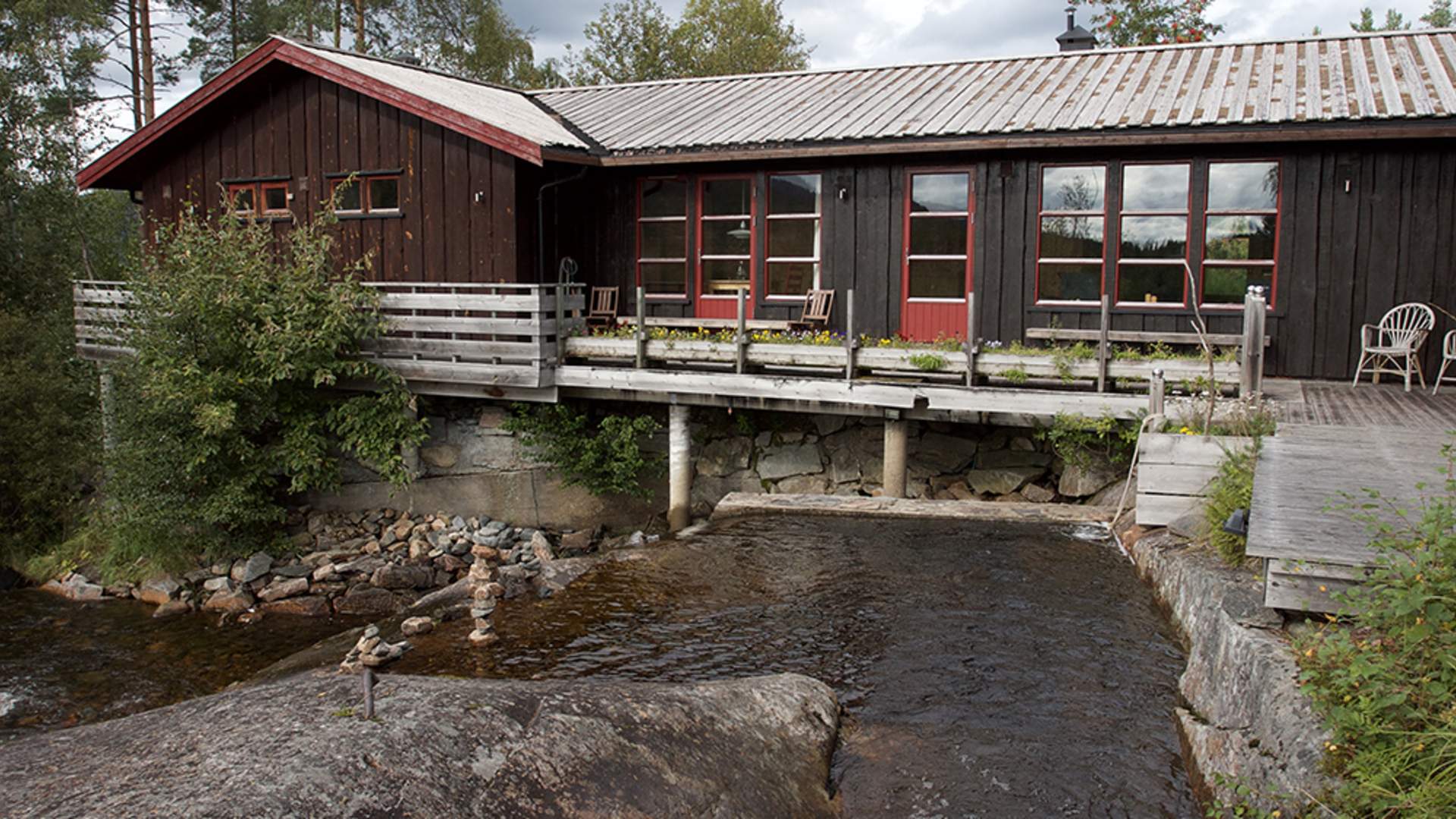 Sauna med usjenert sitteplass og badekulp i fossen Fossumsanden camping og hytteutleie_web