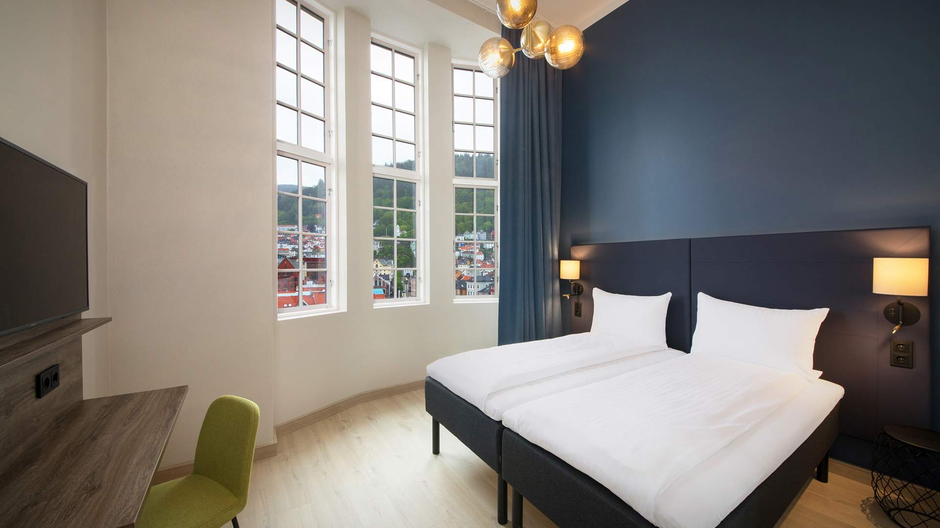 Scandic-Torget-Bergen-Room-Suite-Master-Balcony-Bed-1