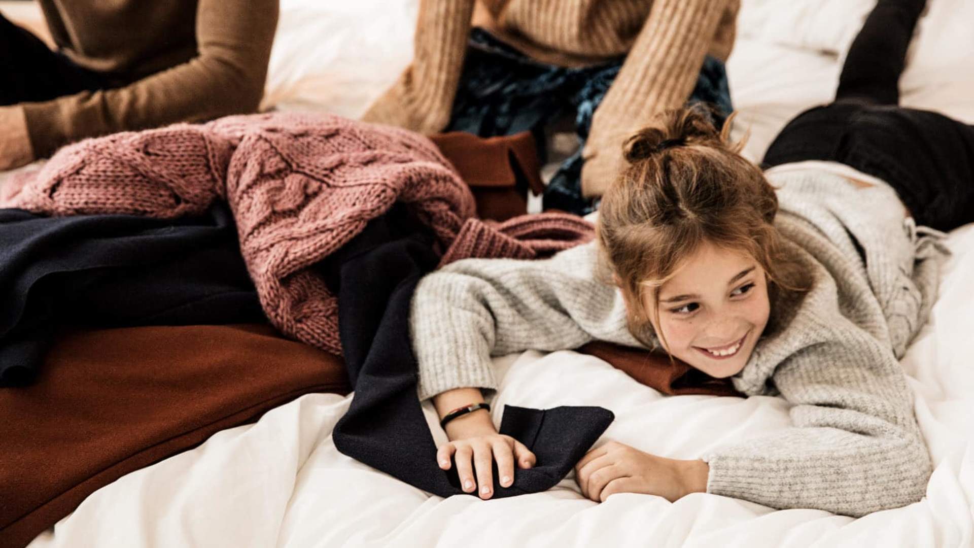 Scandic_Emporia_SFLB_Child_Lying_On_Bed_Smiling
