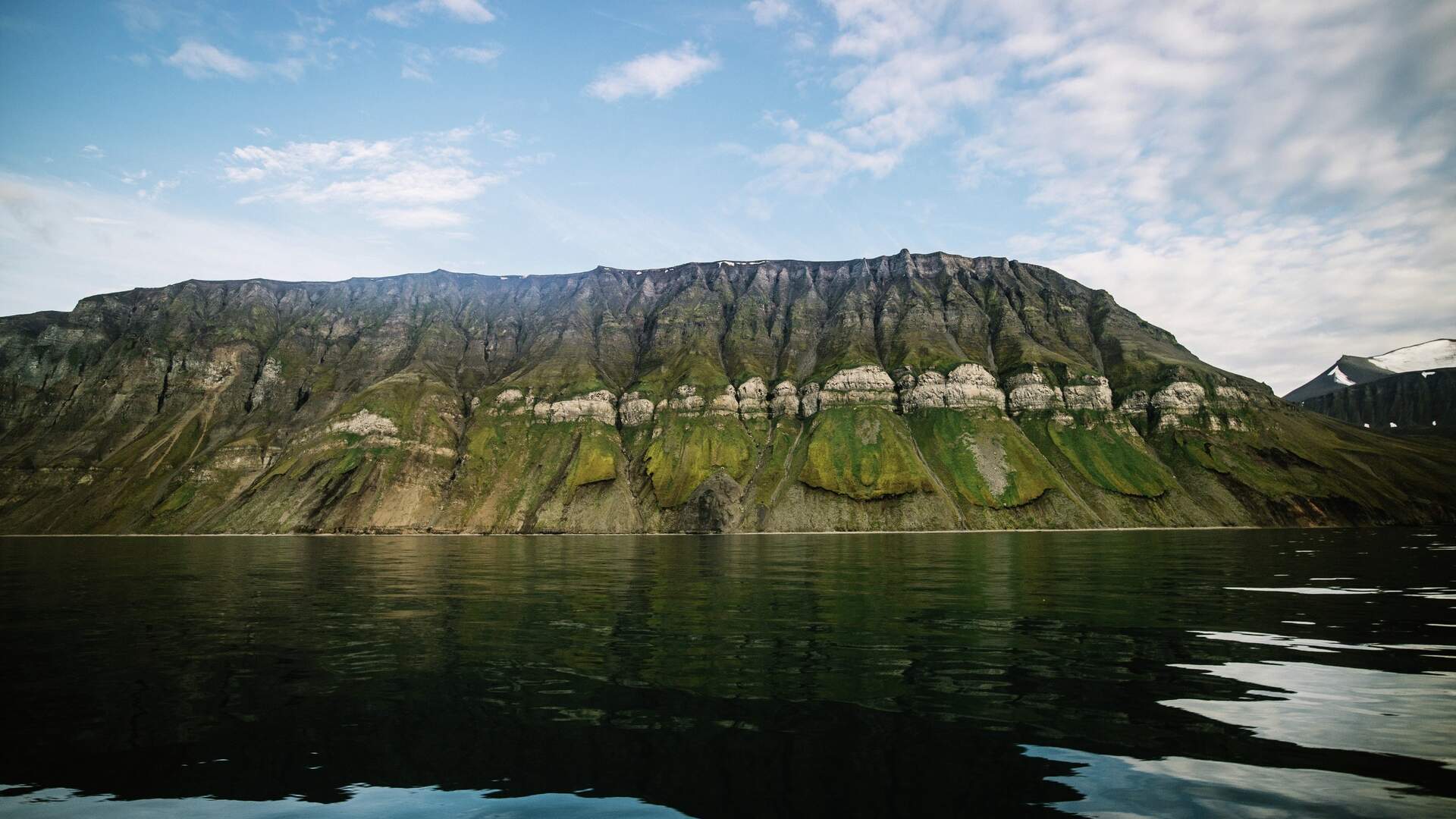 Sea-and-mountains-HGR-135320_1920- Photo_Jeppe_Kuld