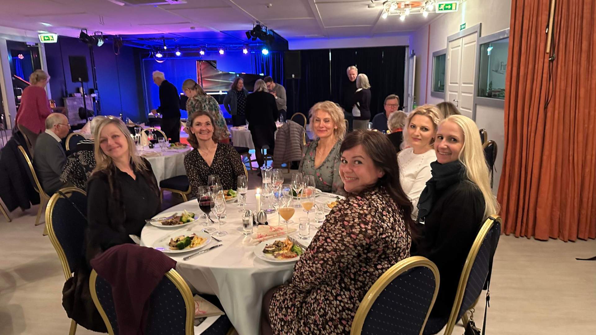 Selskap på Furu egg