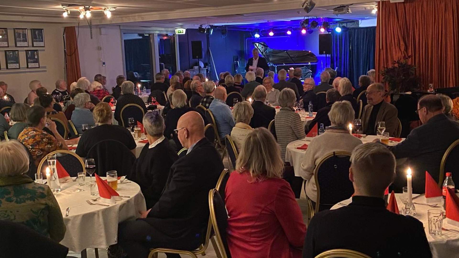 Selskap på Furu egg med underholdning