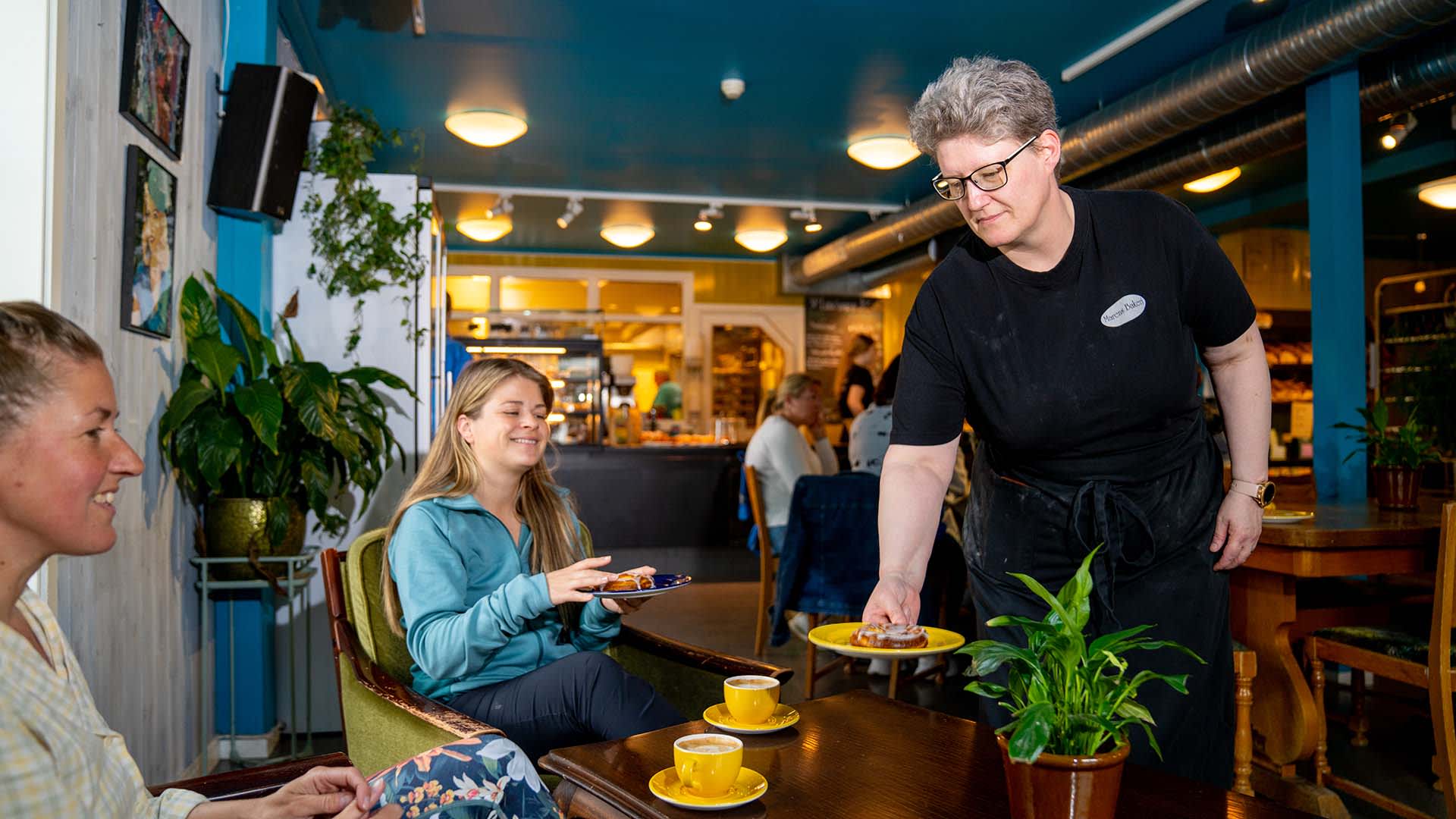 Serving food-Fredrik Ahlsen - Maverix