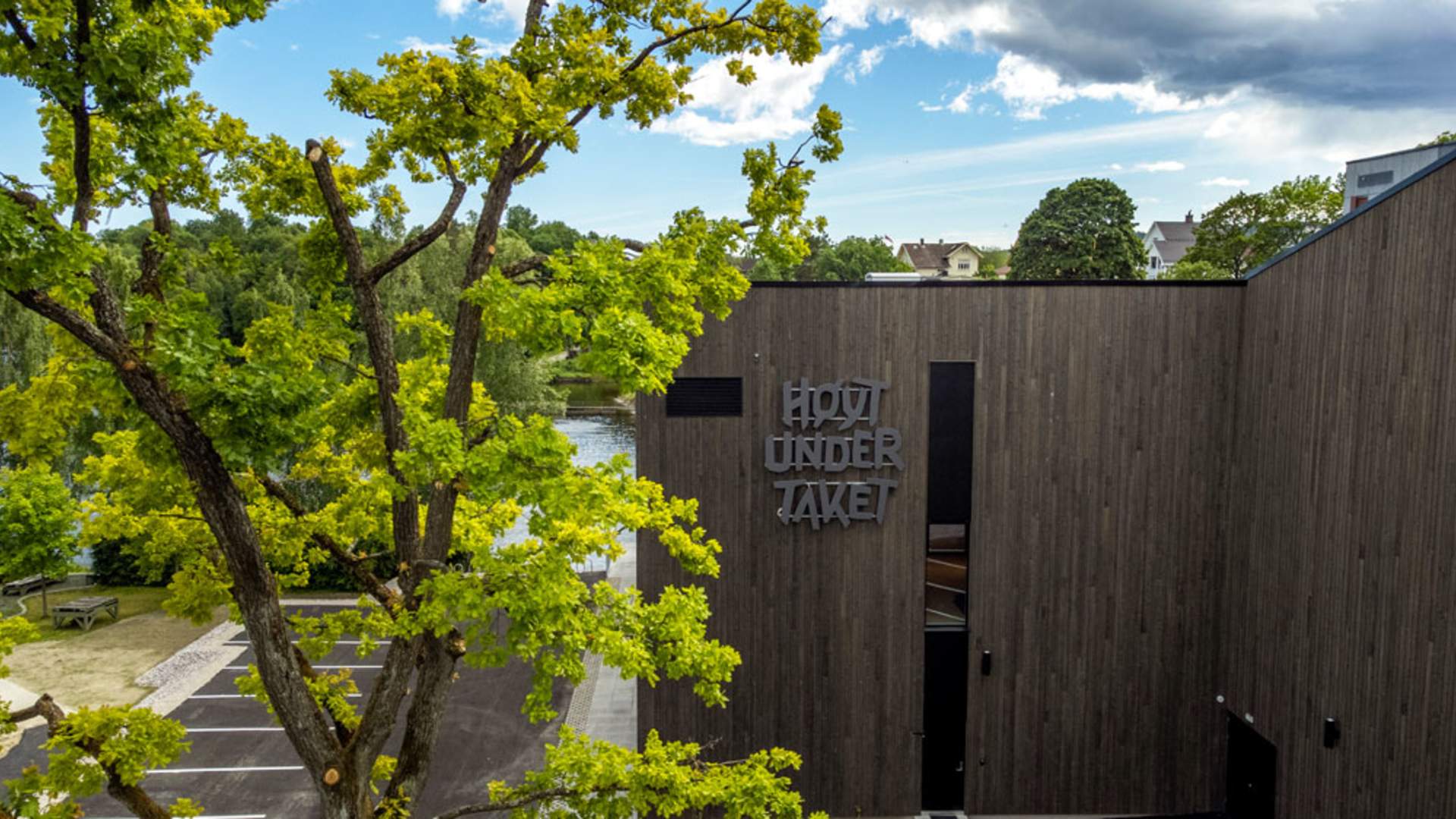 Skien_sommer_Kai-Otto-Melau_fassaden-til-Høyt-under-Taket_1000x563