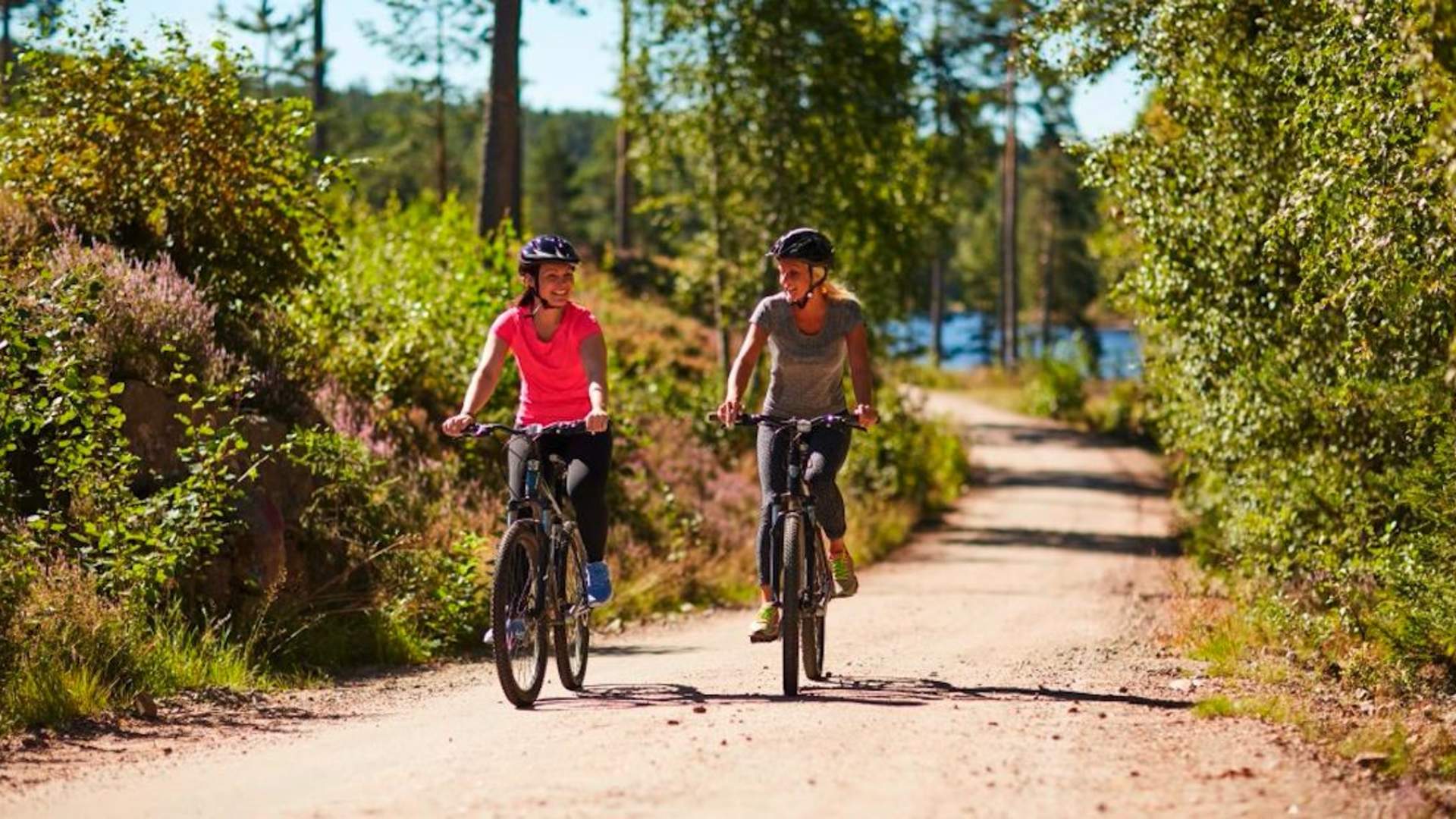Rømskog Spa & Resort damer syklende på skogsvei