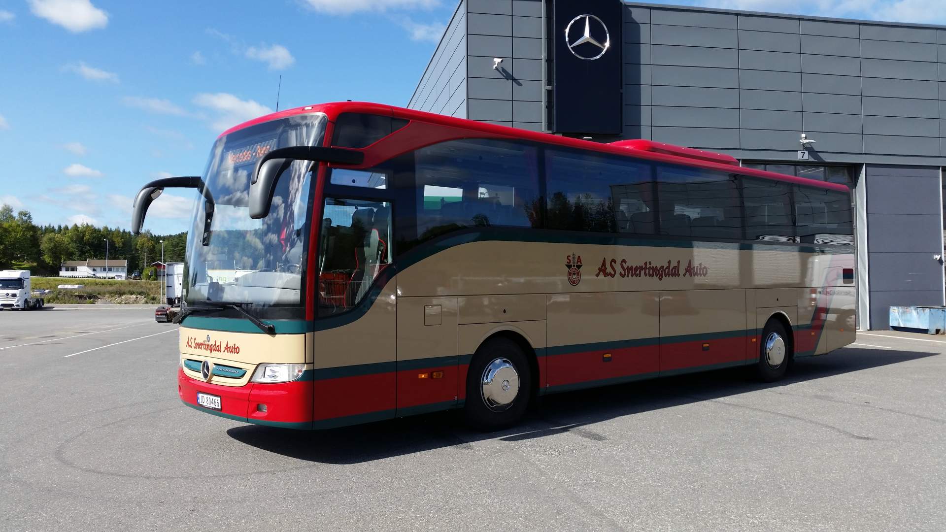 Snertingdal Auto Buss foran Merchedeshuset Foto_Snertingdal_Auto