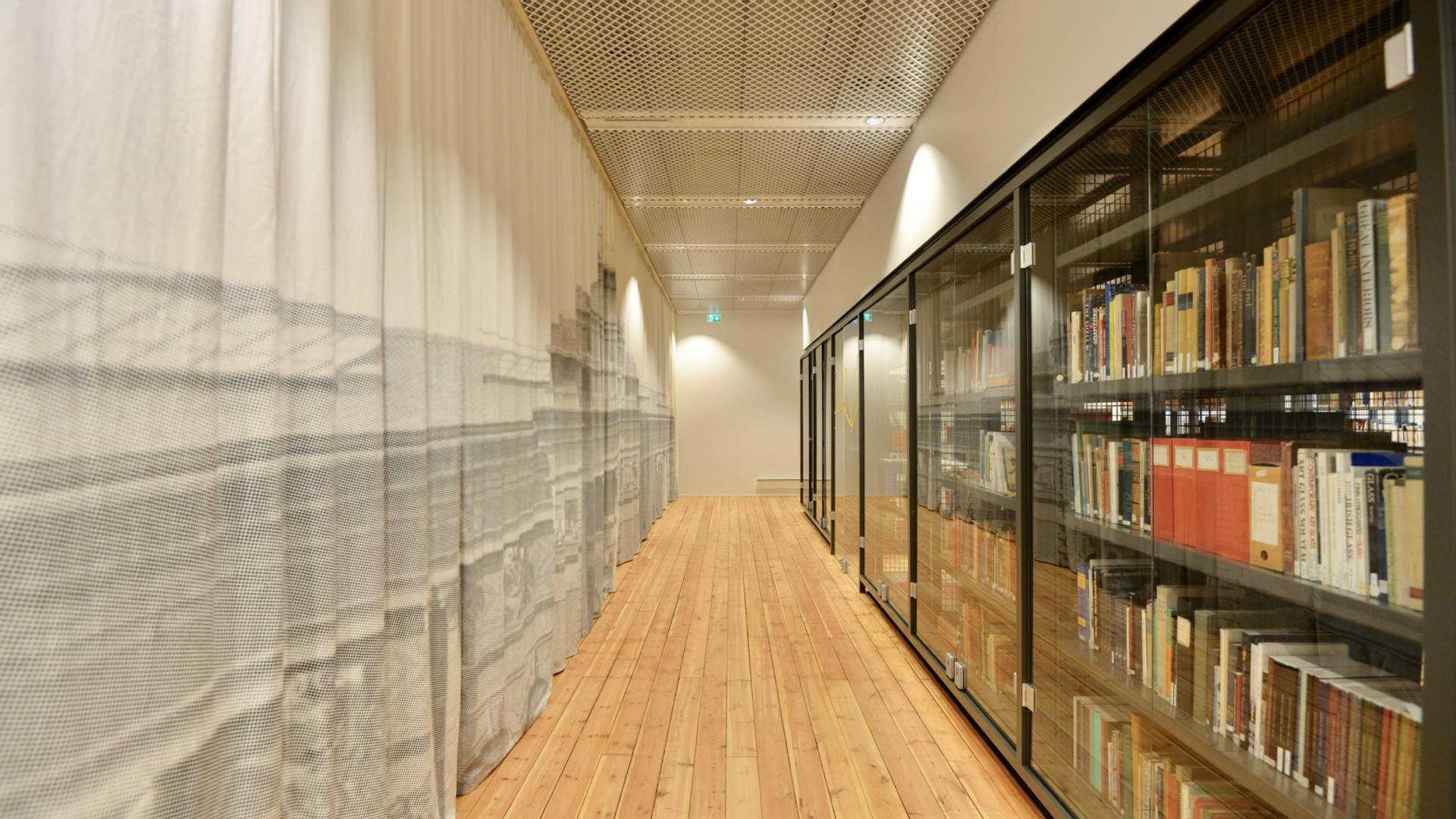 Stor garderobe langs hele veggen i Biblioteket. Foto - 3RW