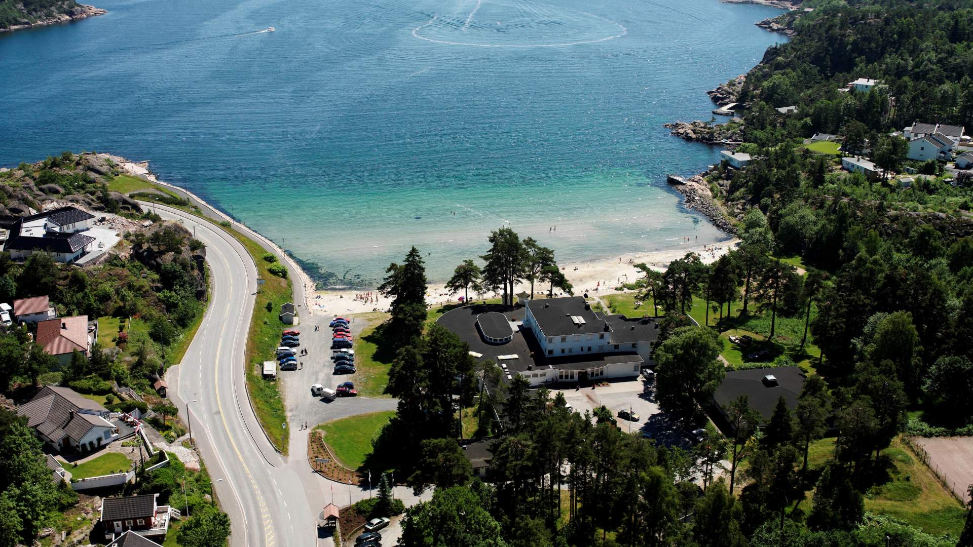 Flyfoto av stranden og Strand Hotel Fevik