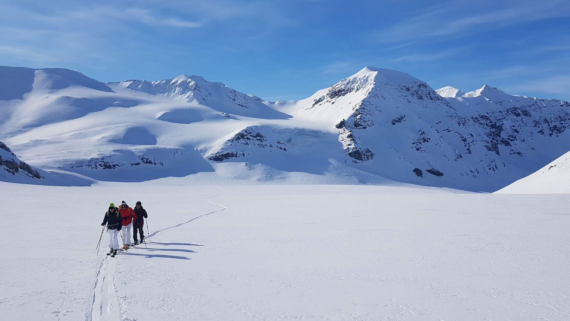 Sunny winter Topptur Backcountry ski touring in Svalbard
