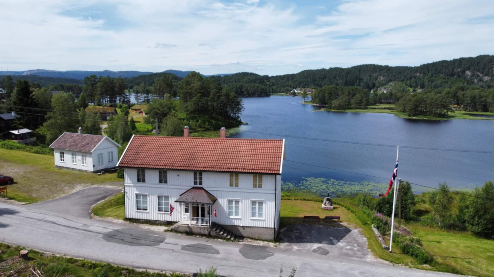 Tingstova med bygdetunet