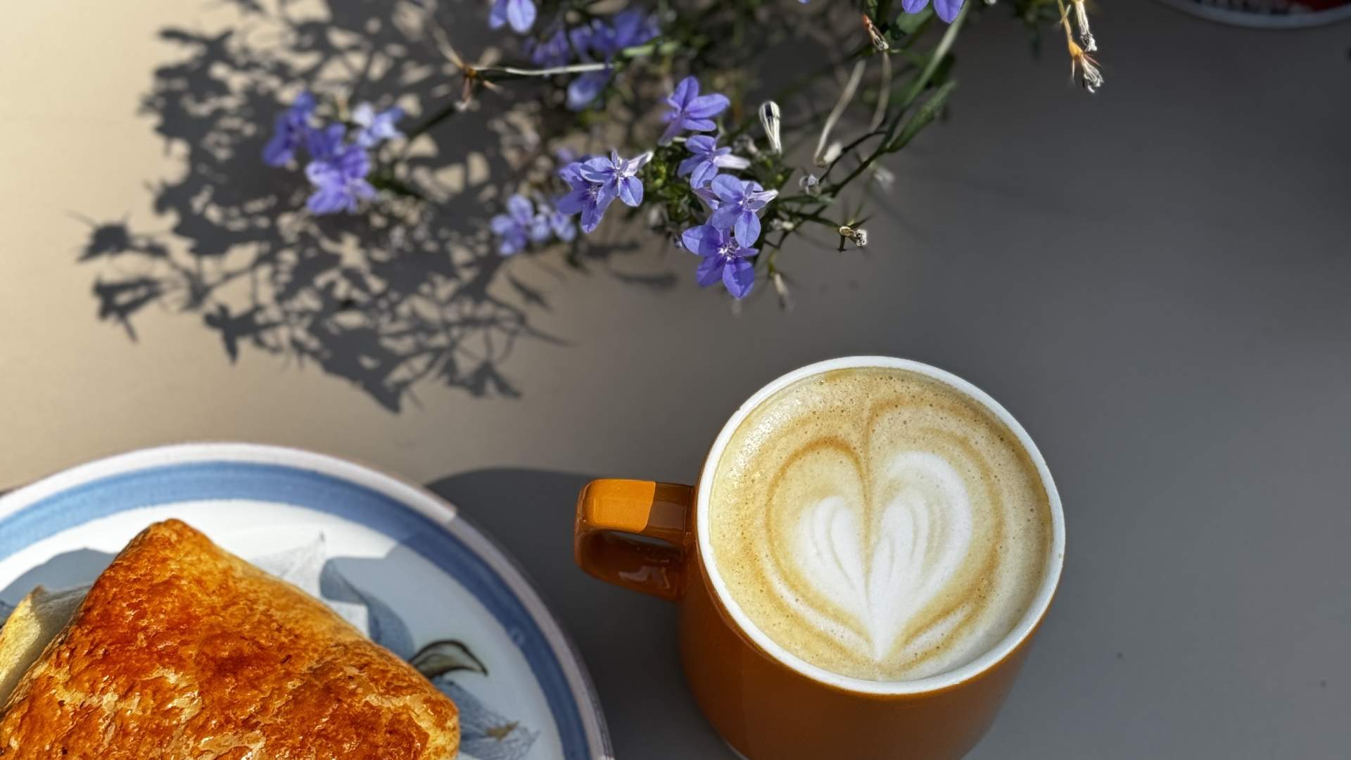 Tjonnos_delikatesser_Kaffe_bolle