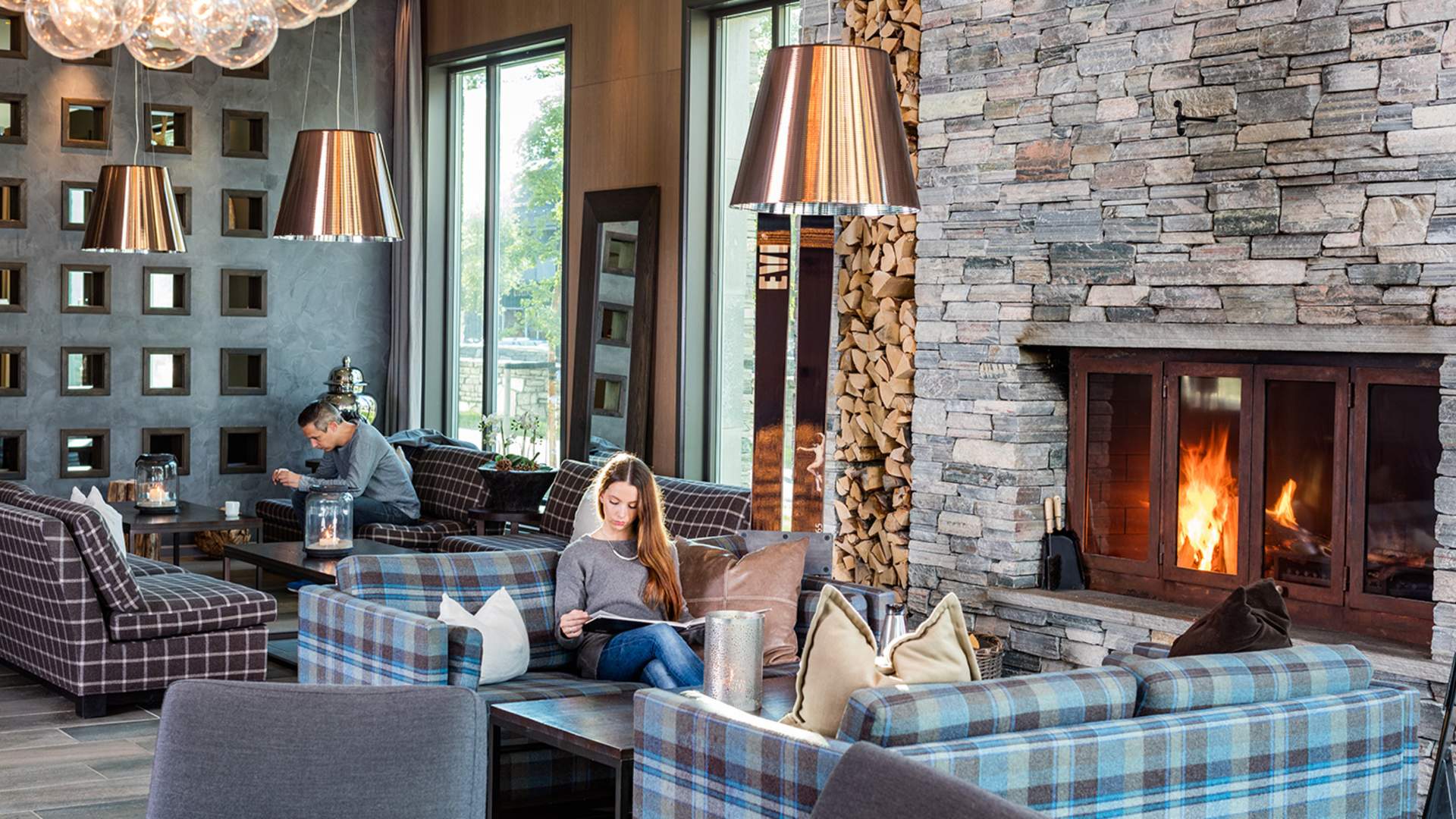 To personer sitter i Lobby pa° Skifer Hotel-2020