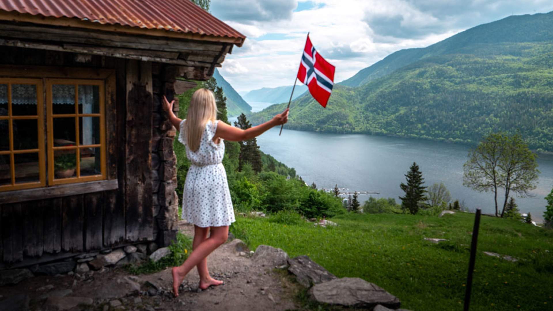 Tokke_sommer_iamnordic_kvinne-med-flag-Ruiplassen_1000x667