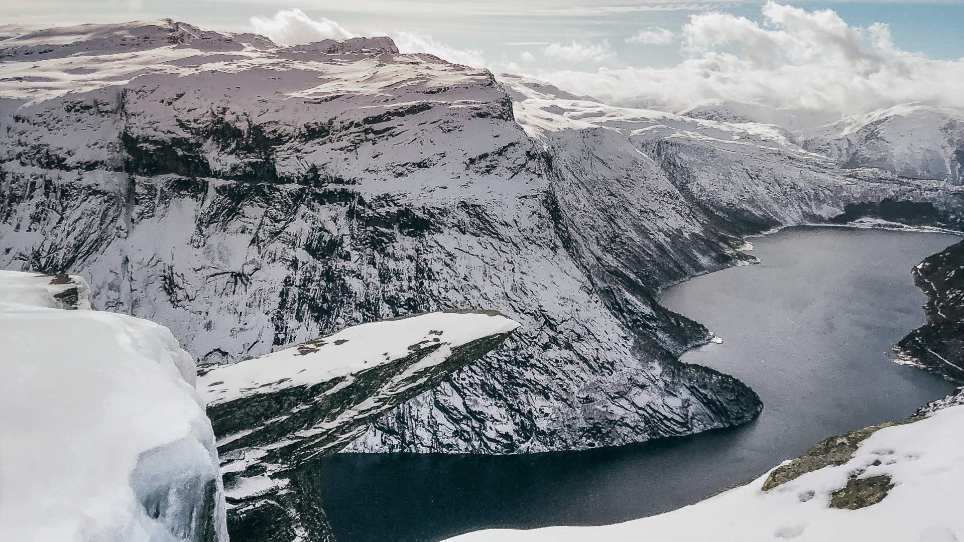Trolltunga Active_Guided Winter Expedition_Trail_snowshoes_2019