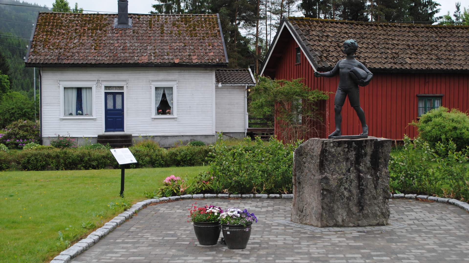Barnevandrer statue på Konsmo