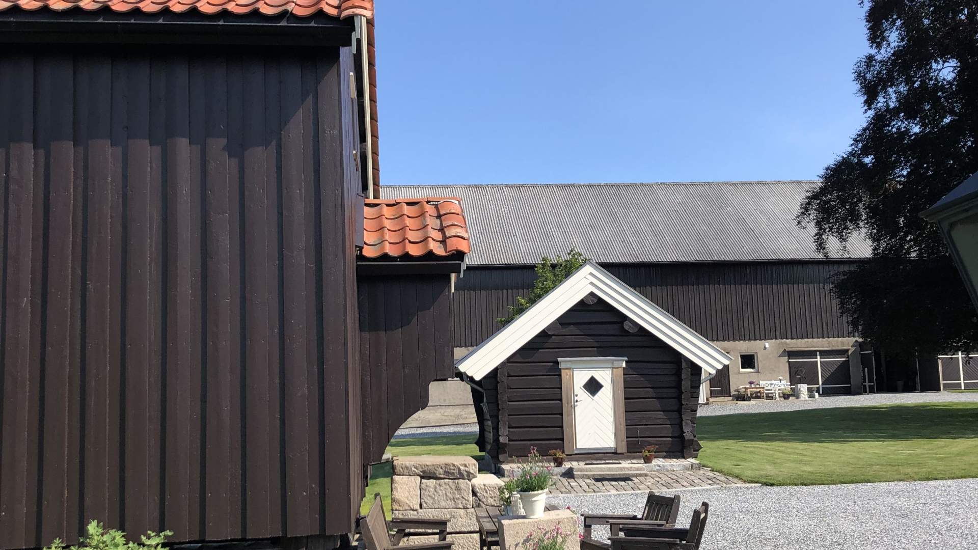 Tun m driftsbygning i bakgrunn