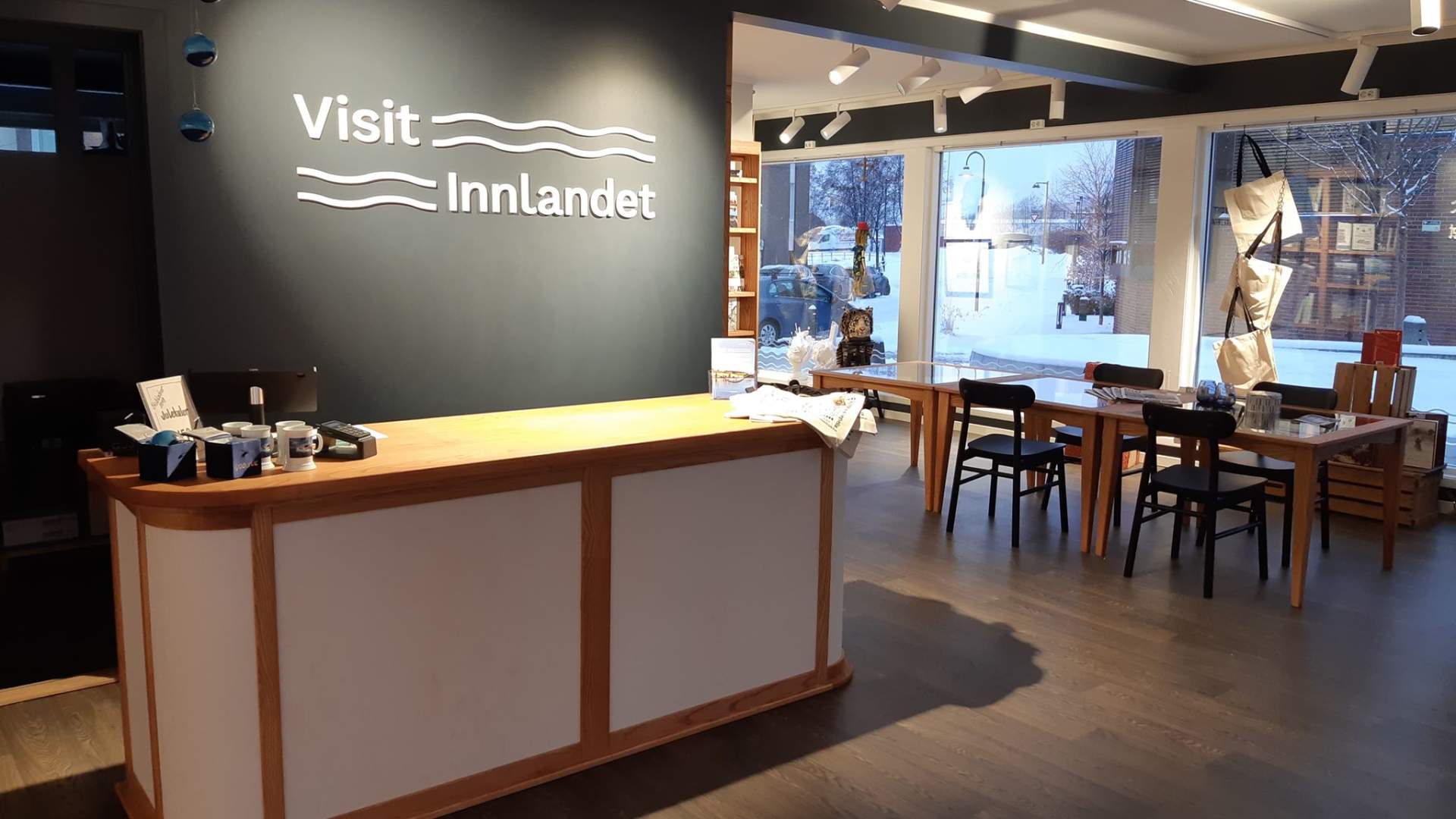 Turistkontoret i Brumunddal innendørs