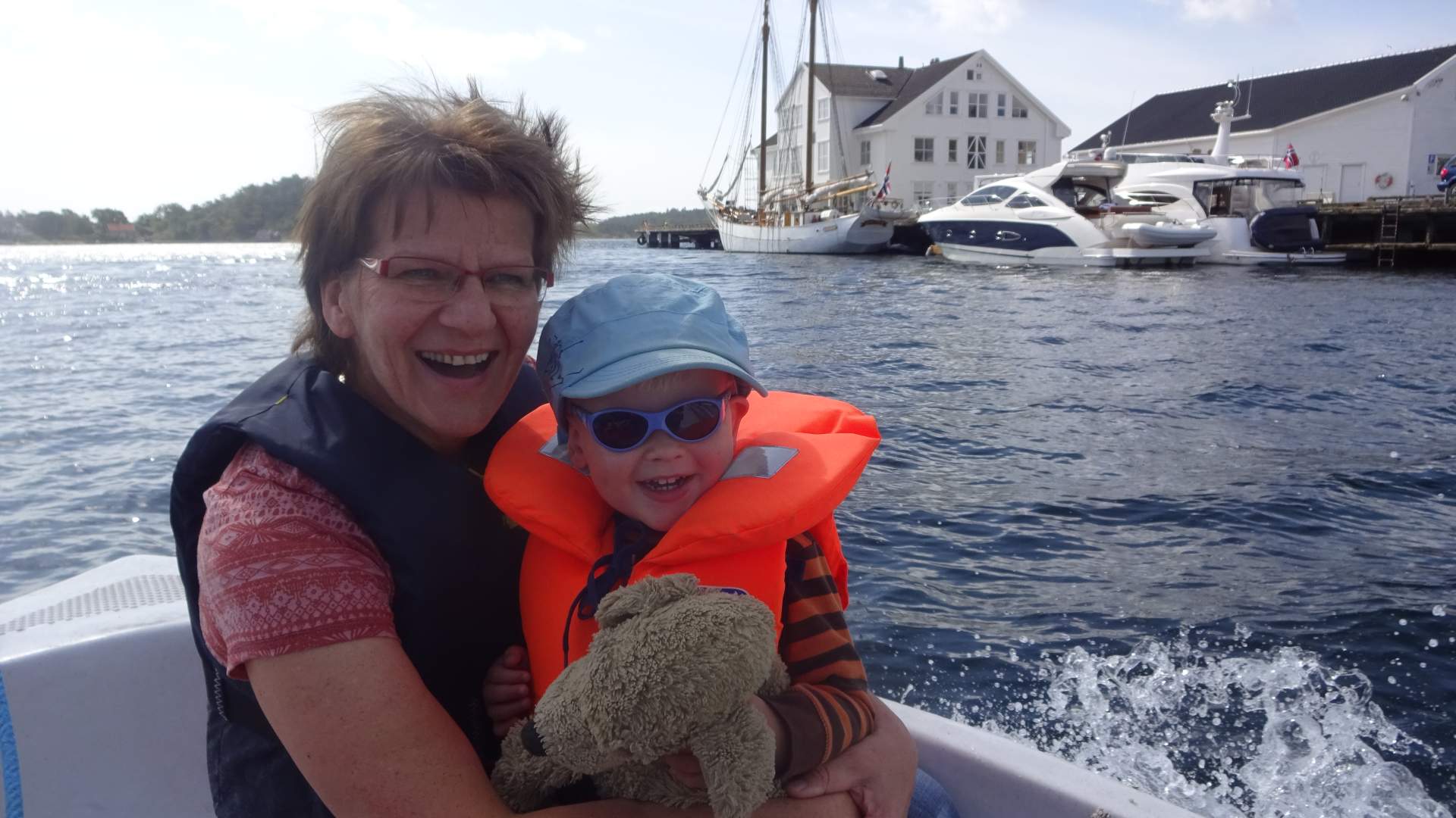 På båttur i Grimstad med blikk på Skonnerten Solrik.