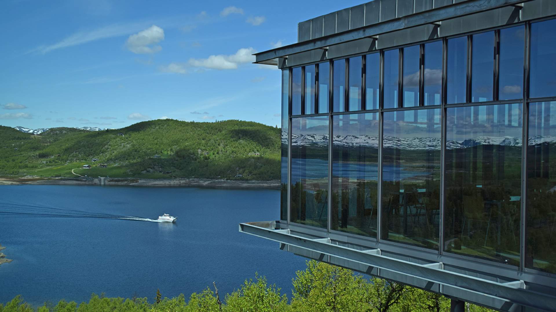 Utsikt mot møsvatn og fjellvåken_web