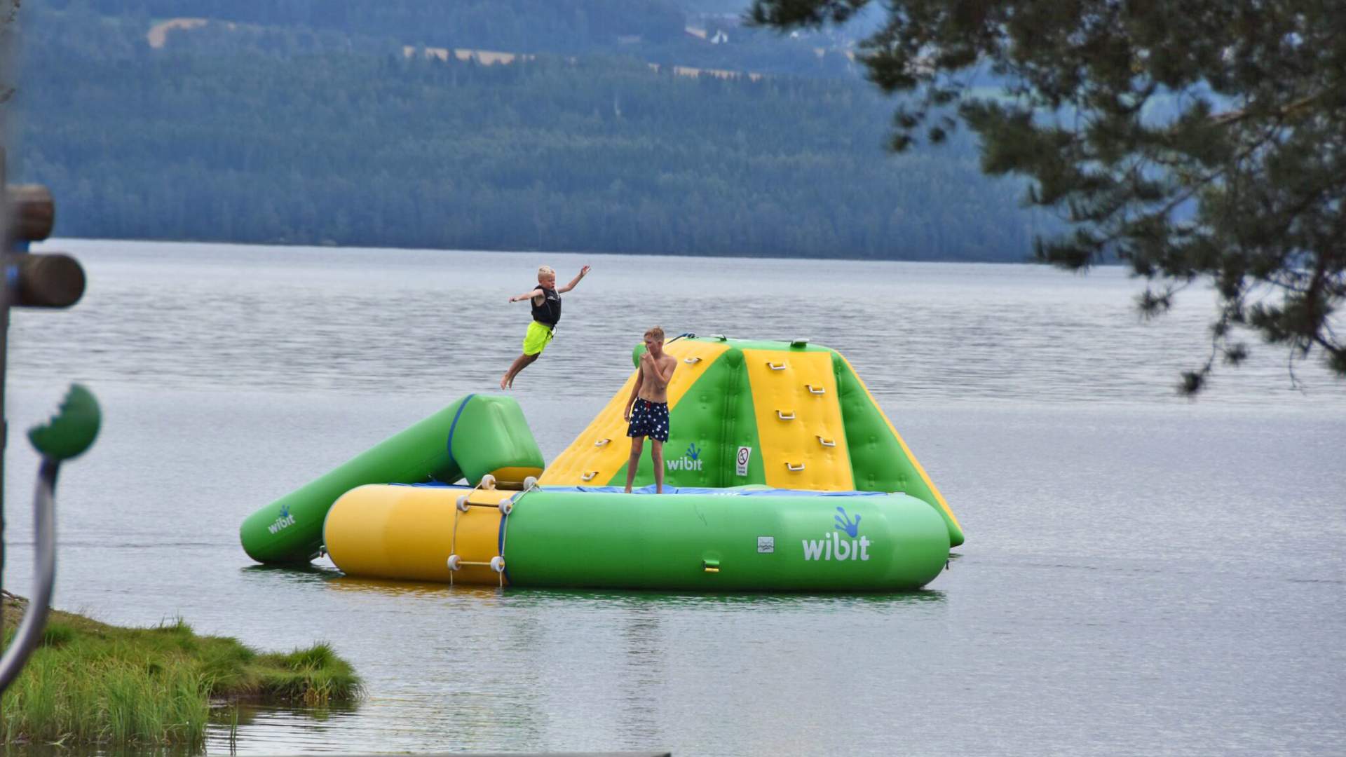 Vanntrampoline på Sveastranda Camping