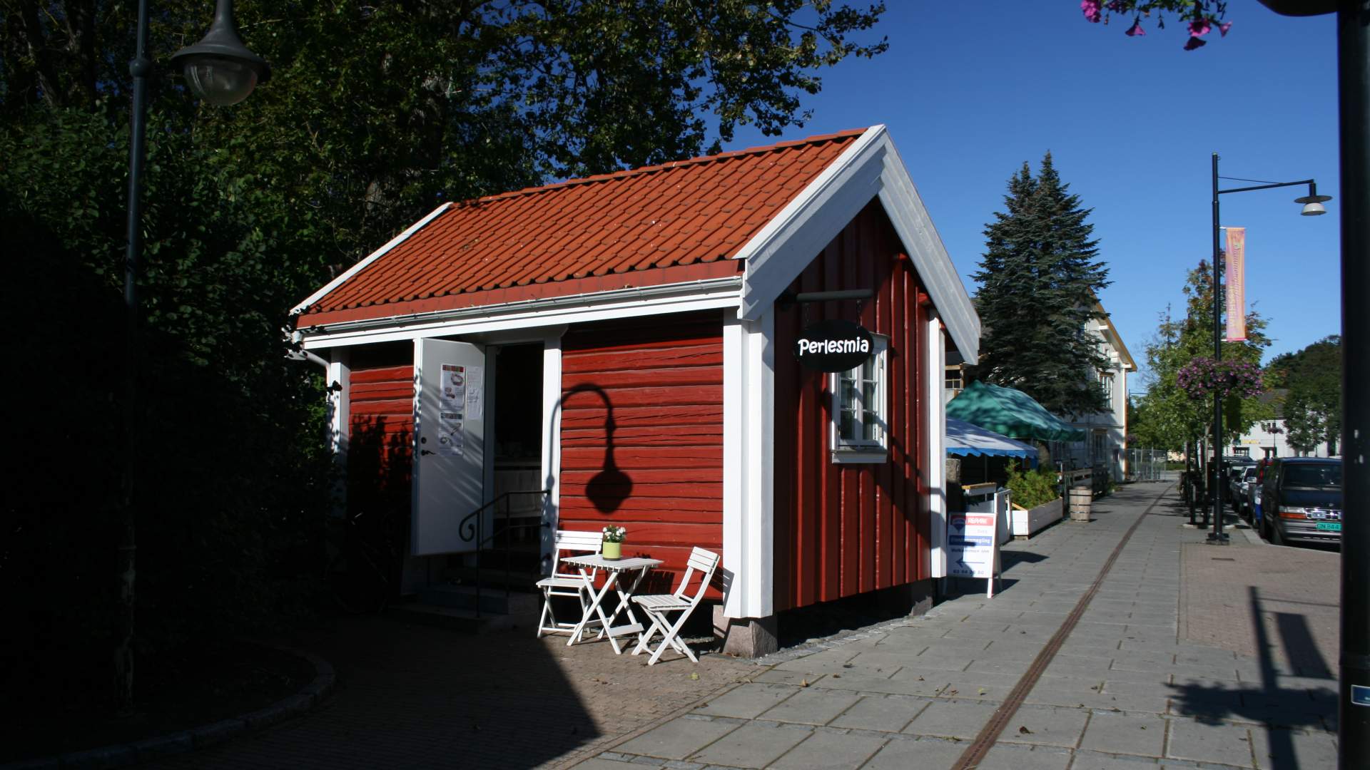 Rødt stabbur i et gate