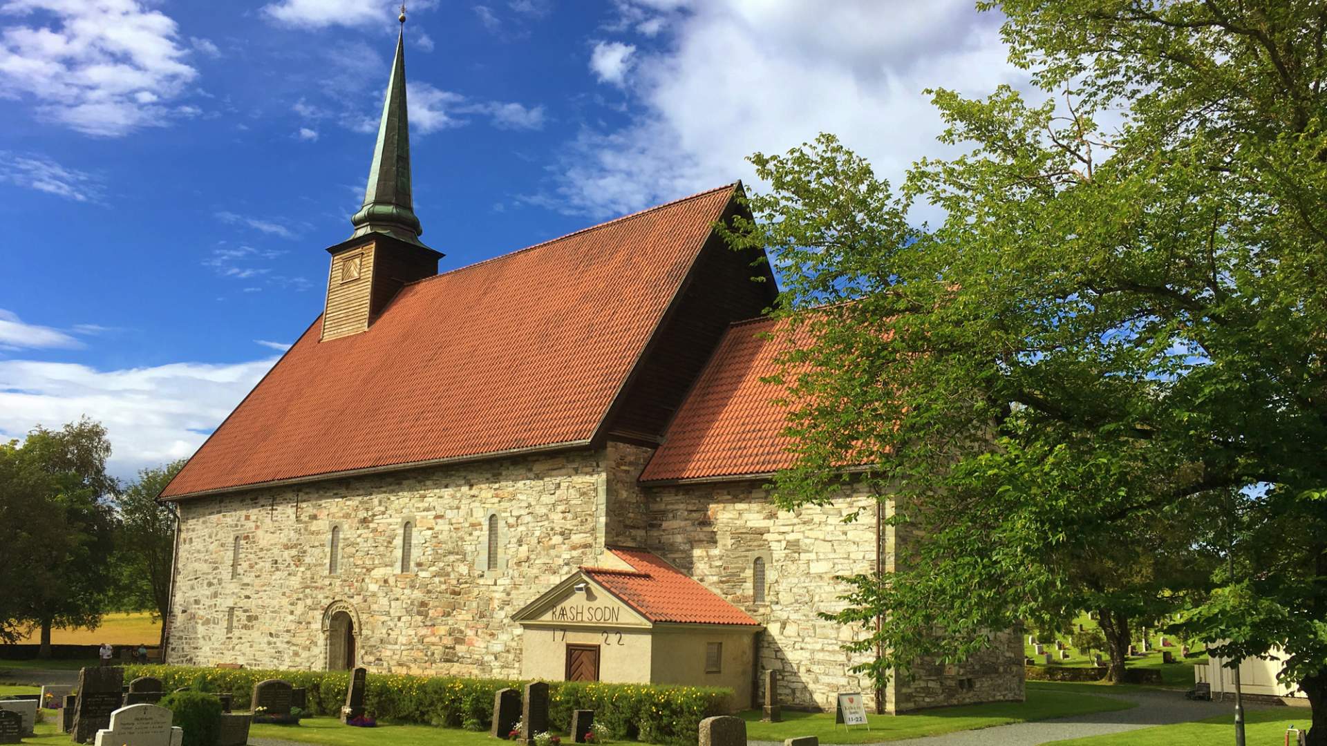 Verdal-Stiklestad-Kirke-Foto-Visit-Innherred-(3)-nesten-2x1
