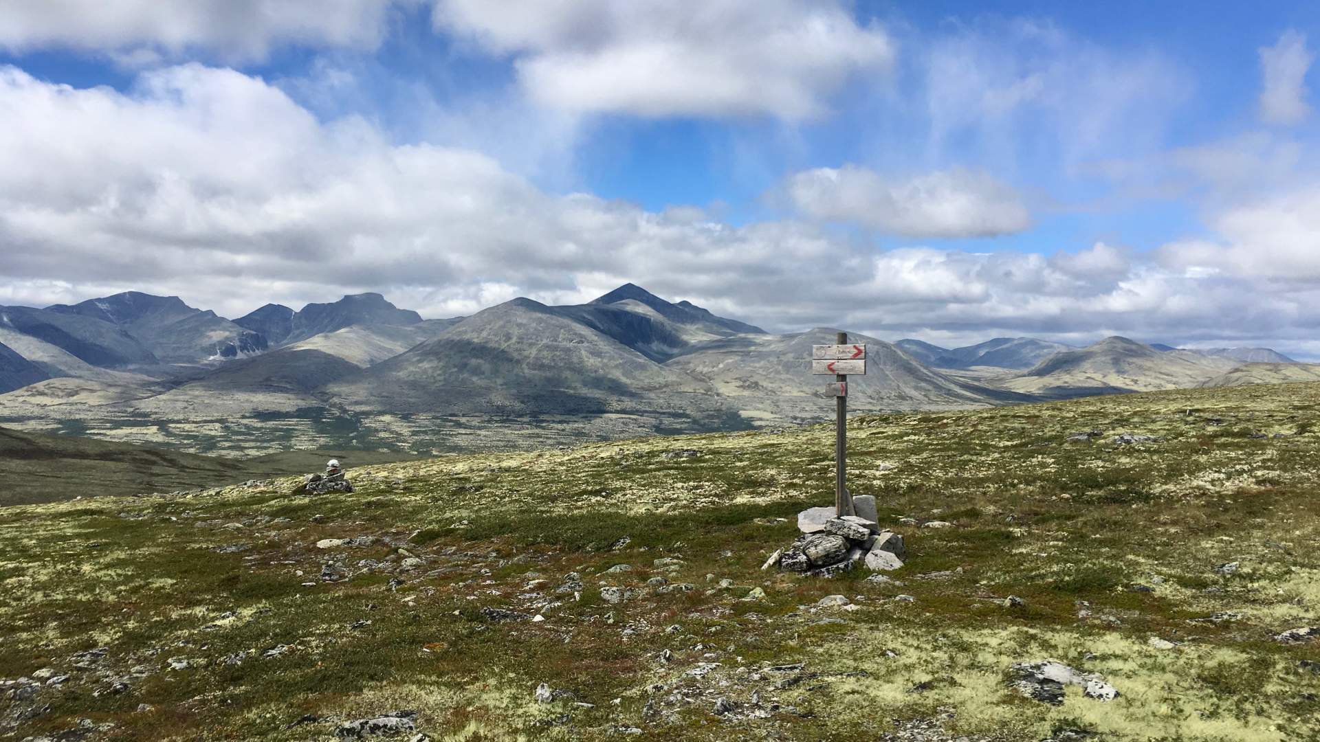Vegskilt oppe på fjellet, med dramatiske fjell i bakgrunnen  | Venabu Fjellhotell