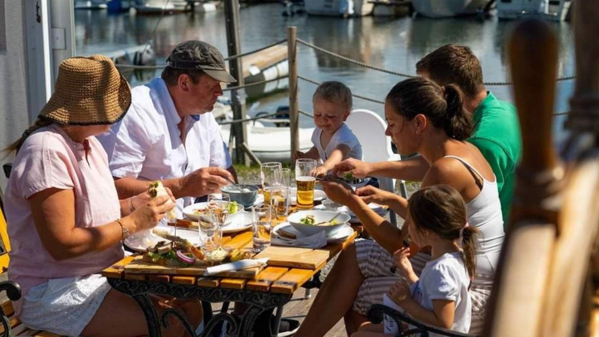 Familie spiser på Viken II i Enjua Strandpark