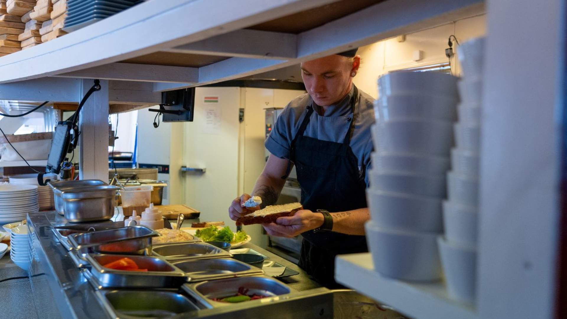 Serveringsdisk på Viken II i Evjua Strandpark