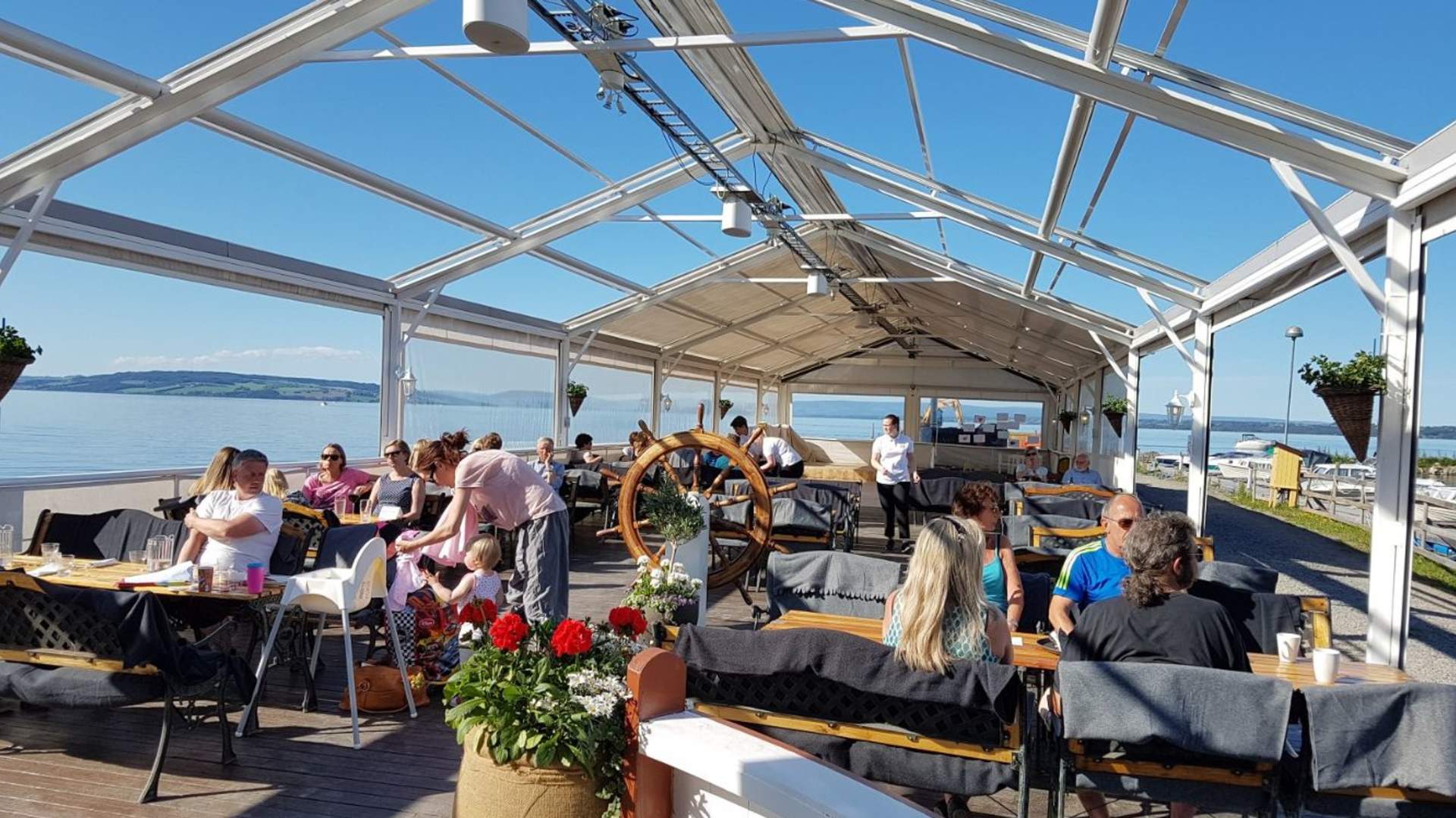 En solfull dal på Viken II i Evjua Strandpark