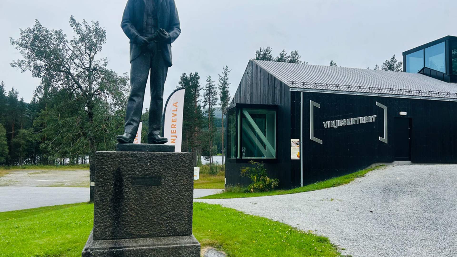 Vinje_statue-Vinjesenteret