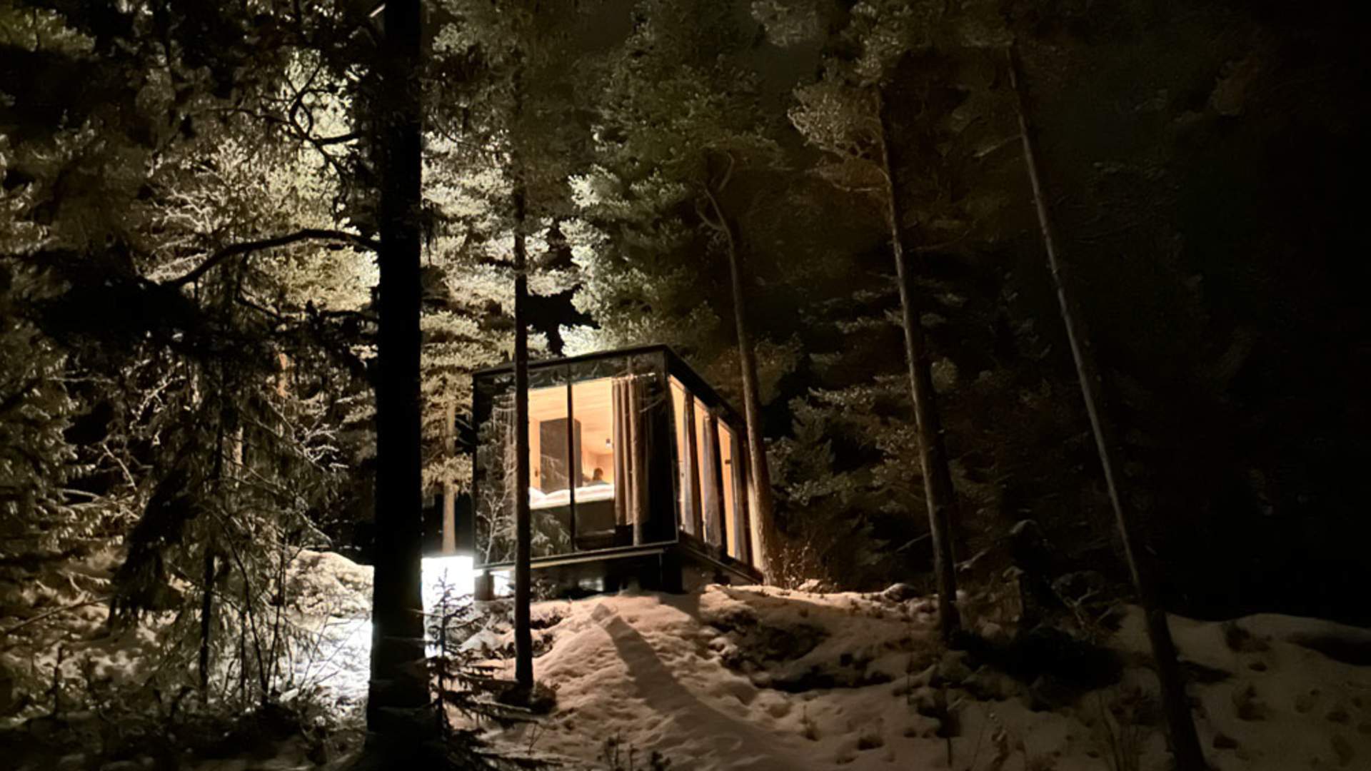 Vinje_vinter_hytte-fra-Spegle-i-snøen-kveld_1000x688