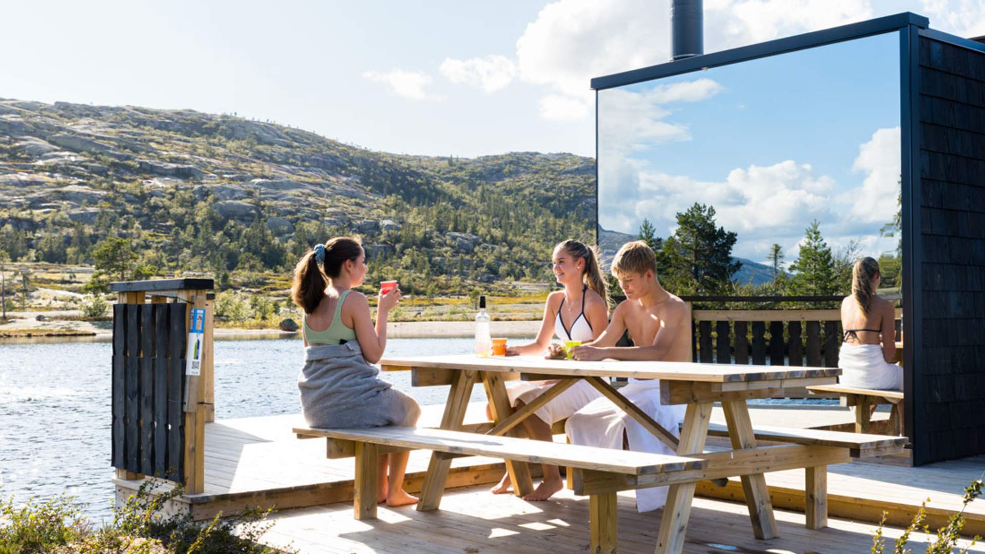 Vrådal_sommer_Kjetil-Kalis_sitteplass-ved-badstue_1100x733