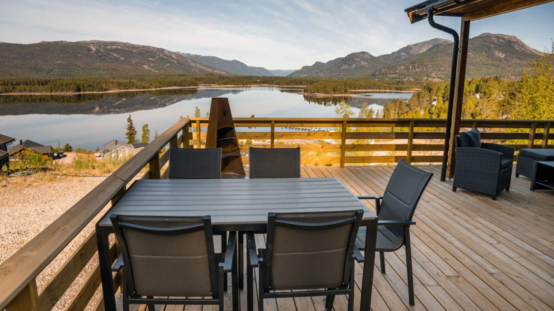 Vrådal_sommer_hytte-med-terasse-og-utsikt-mot-vannet-2_1000x667