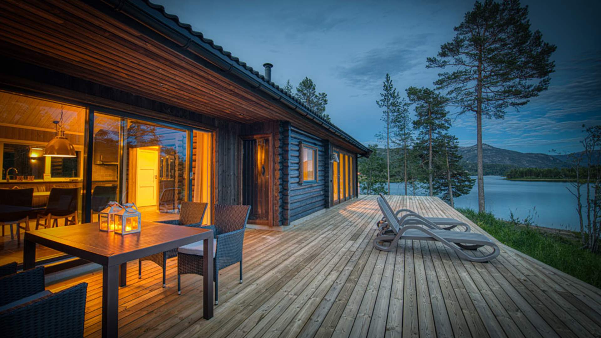 Vrådal_sommer_hytte-med-terasse-og-utsikt-mot-vannet_1000x667