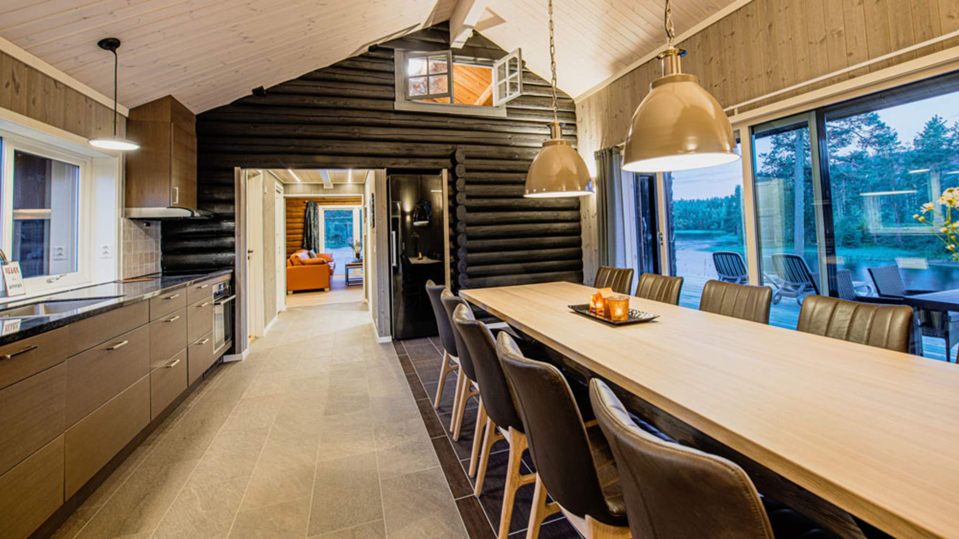Vrådal_sommer_kjøkken-og-stor-spisebord-på-hytta-til-Vrådal-Hyttegrend_1000x563