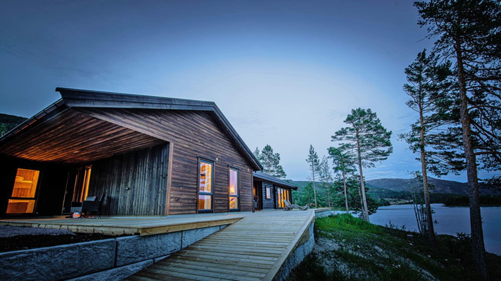 Vrådal_sommer_stor-hytte-på-egen-øy_1000x563