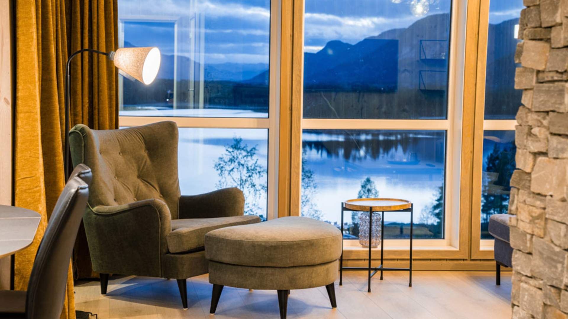 Vrådal_sommer_utsikt-fra-stuevindu-fra-hytter-ved-Vrådal-Hyttegrend_1000x667