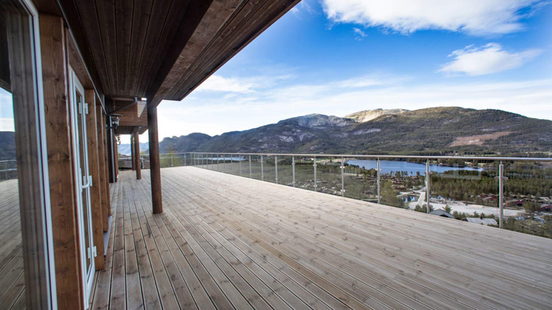 Vrådal_sommer_utsikt-fra-terrassen-til-hytte-fra-Fred-Hansen-Eiendom-2_1000x667