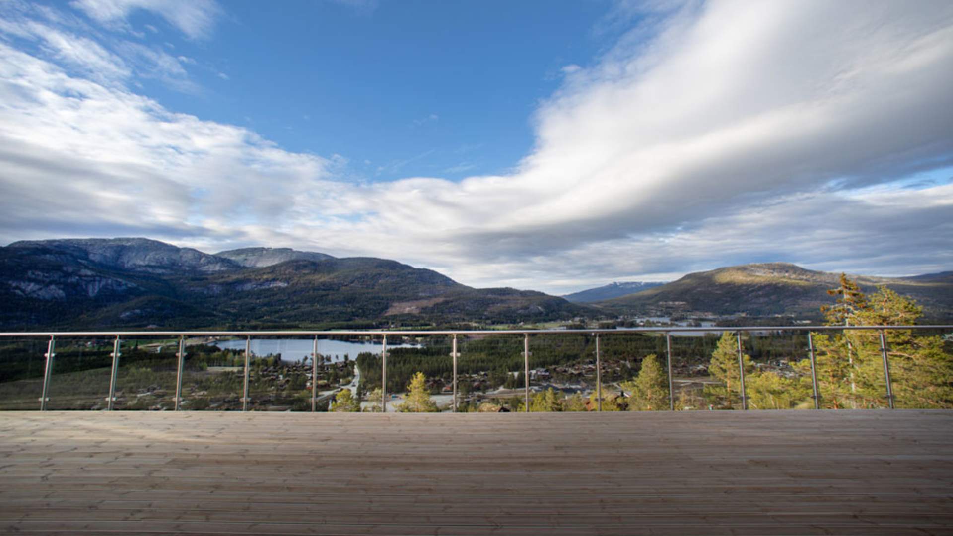 Vrådal_sommer_utsikt-fra-terrassen-til-hytte-fra-Fred-Hansen-Eiendom_1000x667