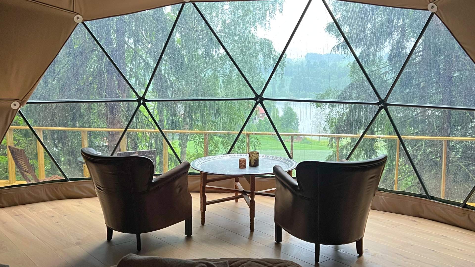WonderInn Dome med stoler og utsikt sa°tende