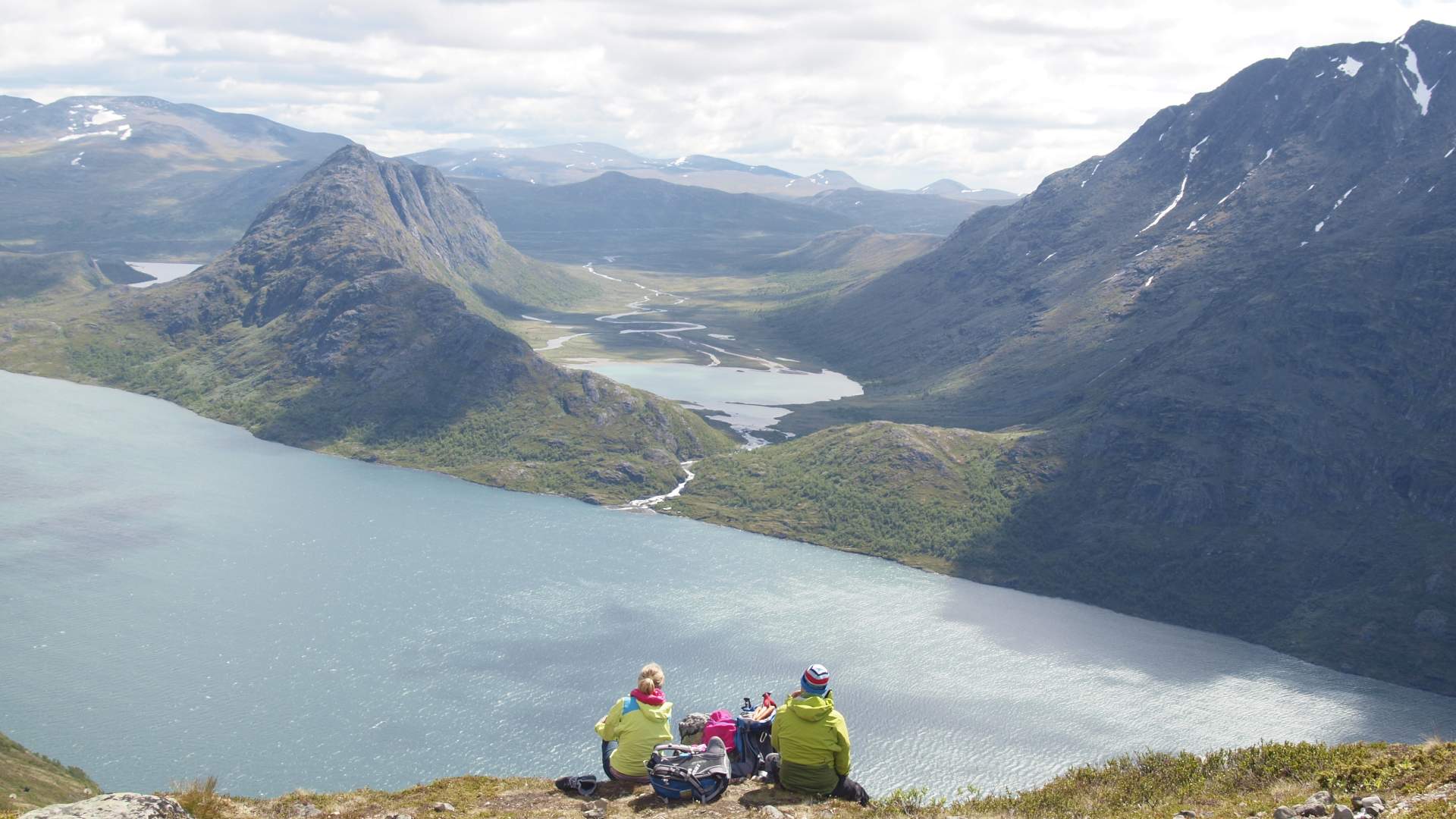 Par koser seg med utsiken fra Besseggen | Venabu Fjellhotell