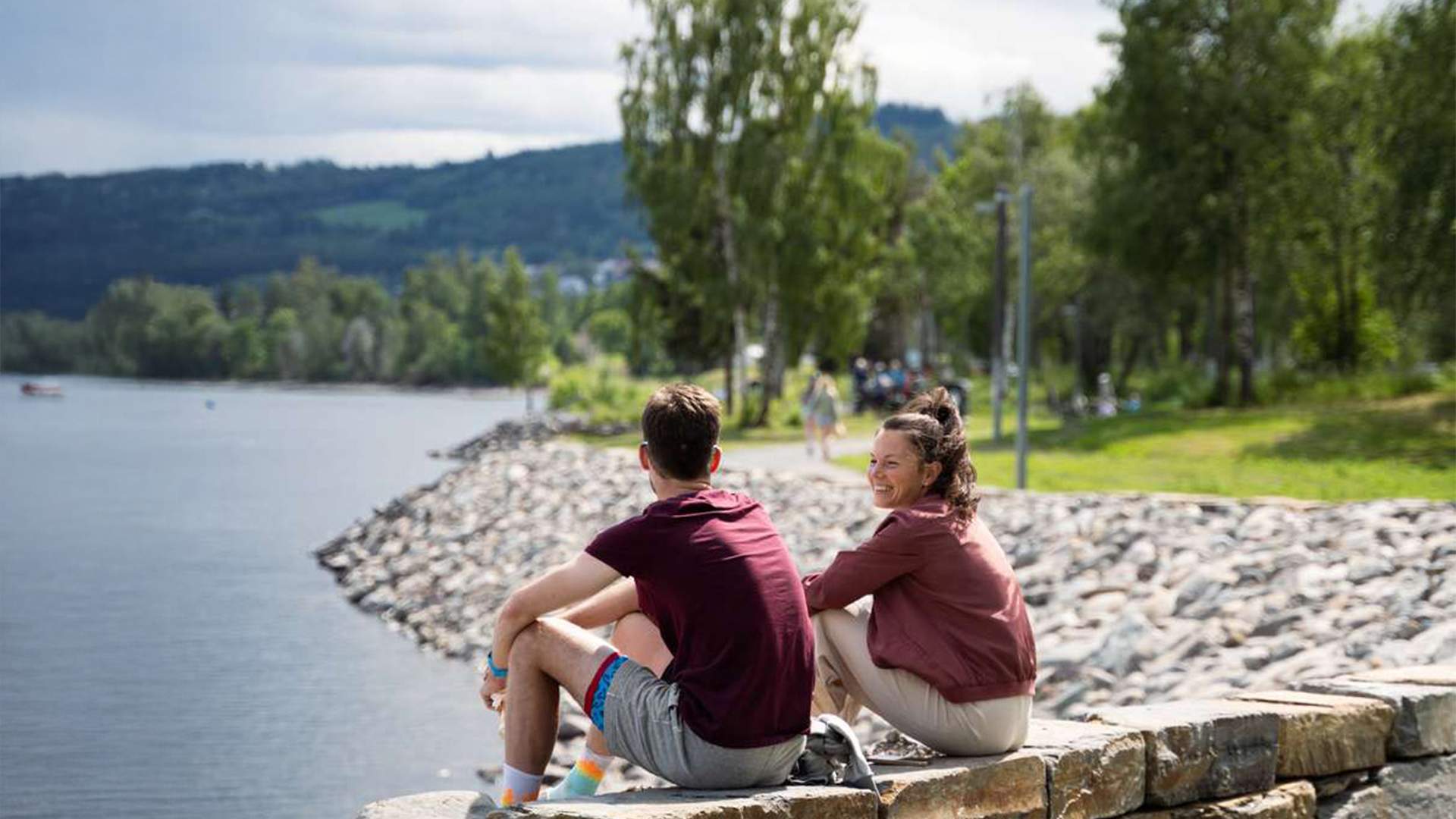 En hvil ved vannkanten - Åpning av stolpemonolitten langs Mjøspromenaden