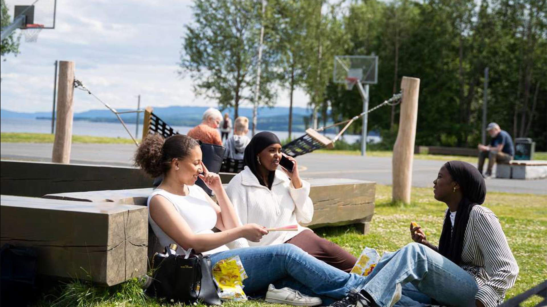 Jentetur til åpning av stolpemonolitten langs Mjøspromenaden