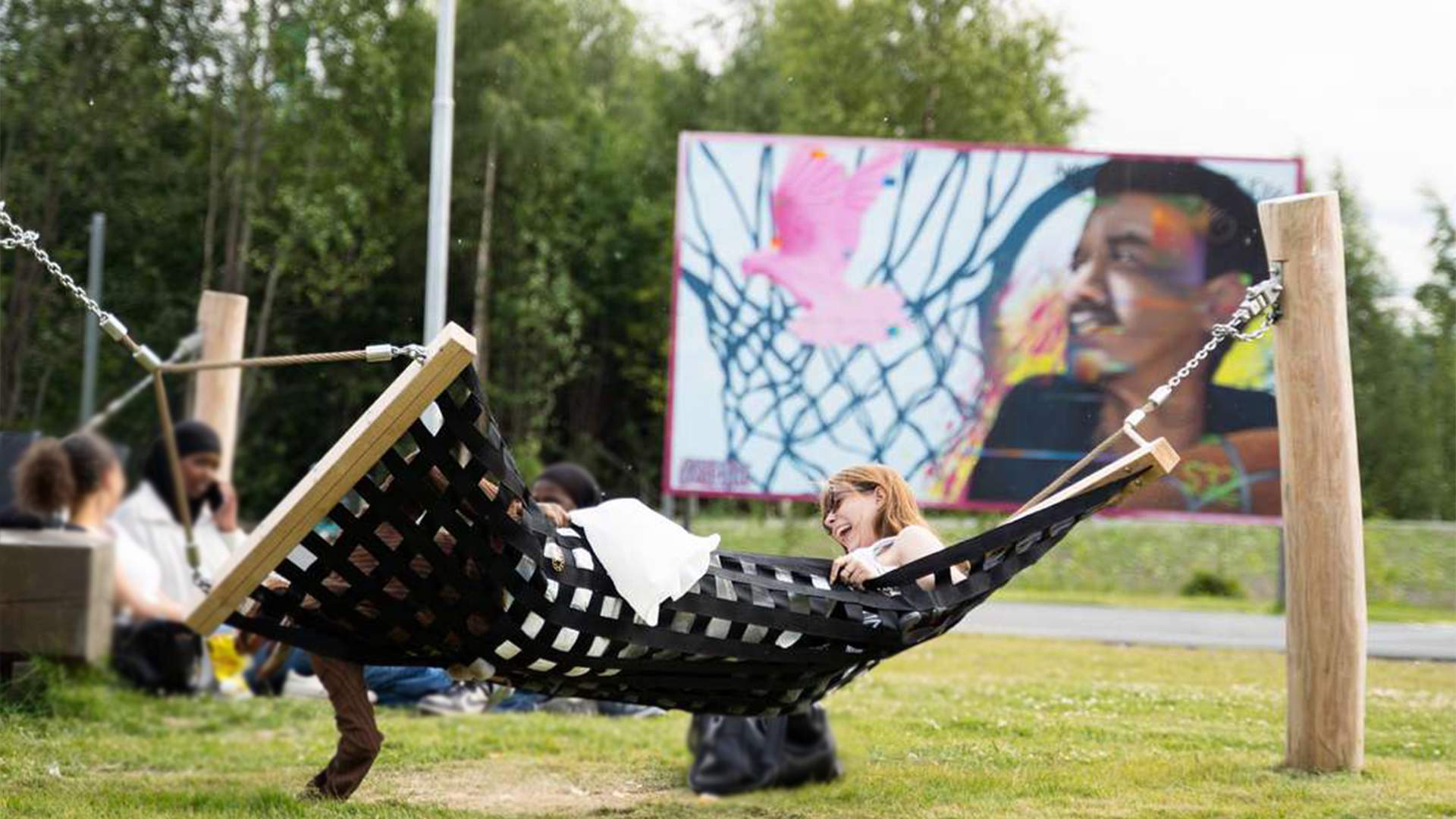 Hengekøye og kunstverk - Åpning av stolpemonolitten langs Mjøspromenaden