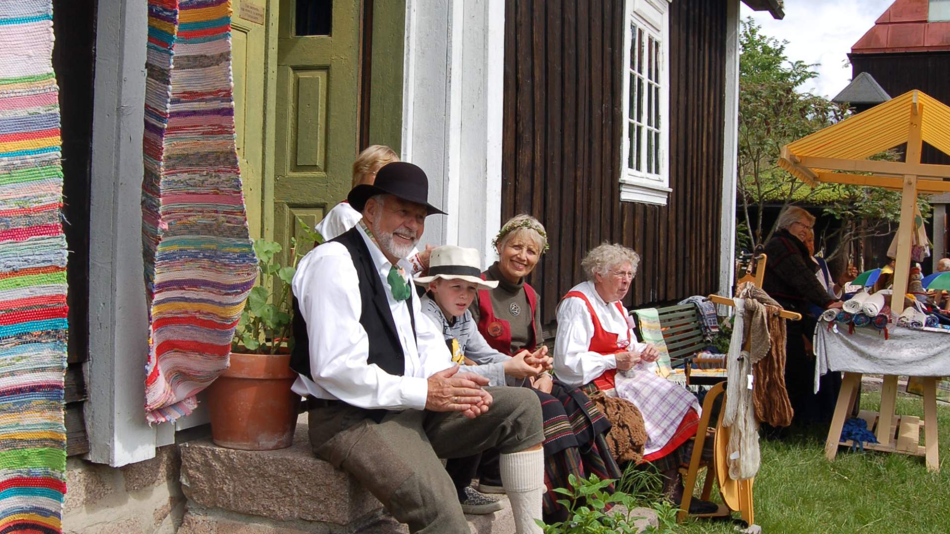 Østenstadstua, bunadfolk pa° trappa