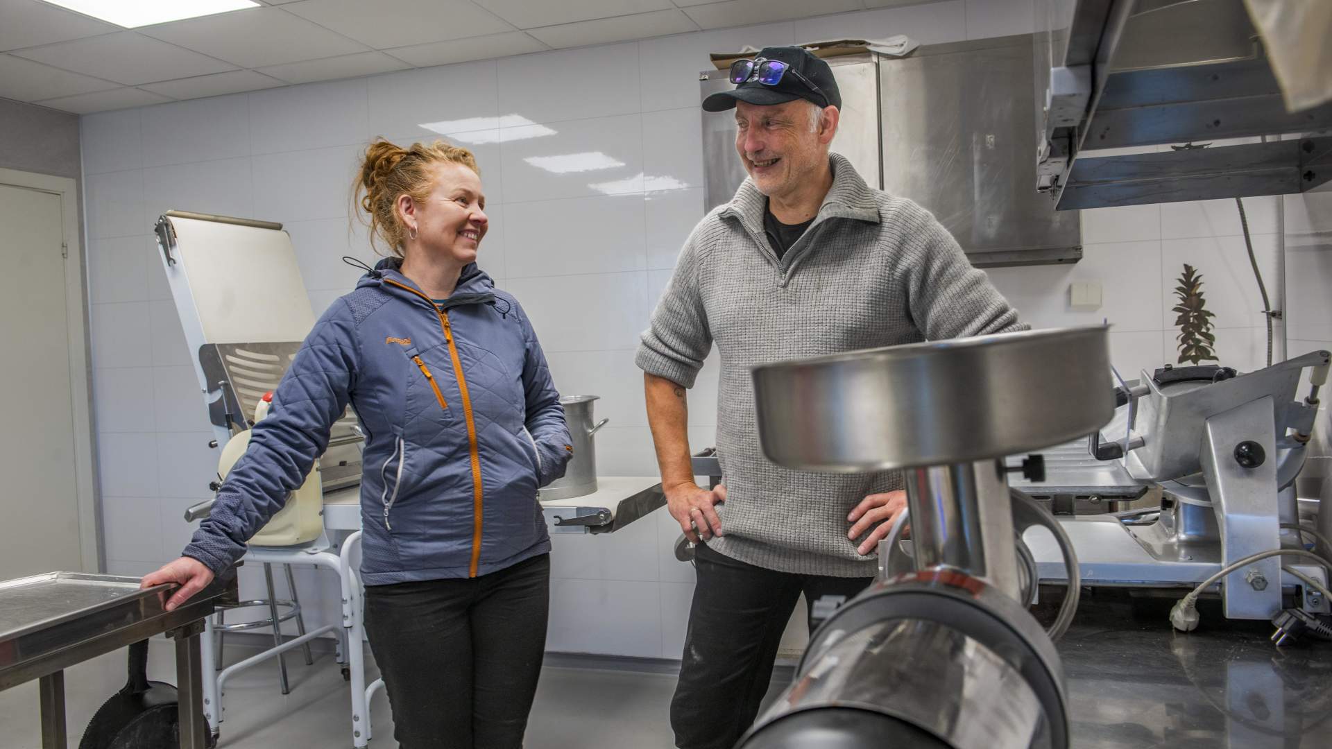 daniel-asbjrnsen-og-kona-bente-i-produksjonslokalet-p-grden---asbjrnsen-bakeri-og-grdsutsalg---kvine