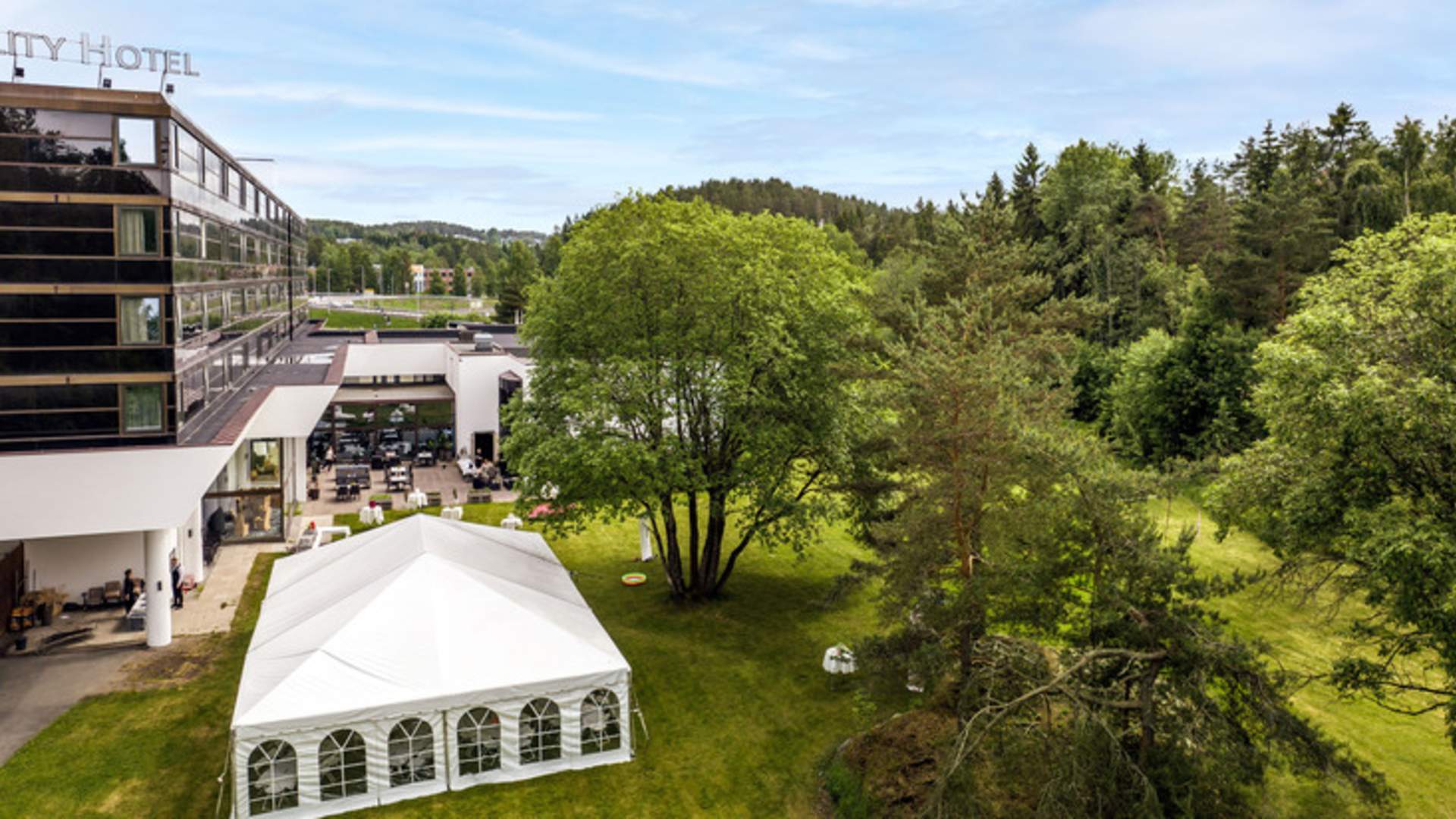 garden-party-tent-quality-hotel-entry