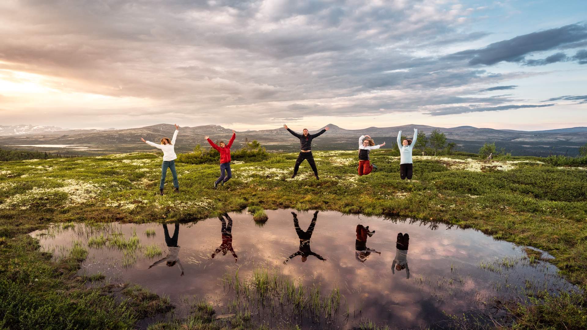 Turgåere som hopper ved vannet | Venabu Fjellhotell